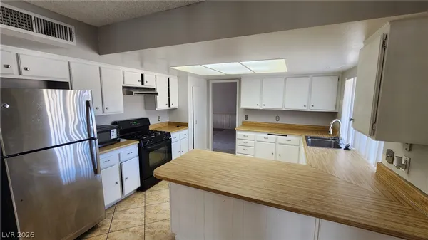 $2,650 | 389 Summer Creek Court, Henderson, NV 89002
