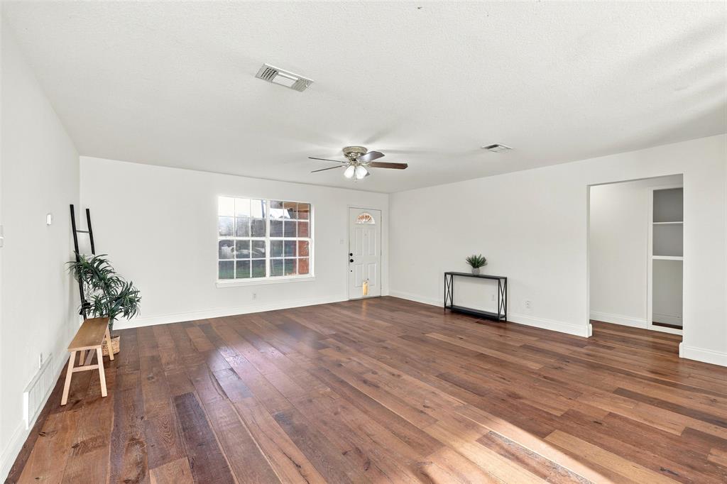 304 Sage Trail Springtown, TX 76082 - Photo 8 of 33 Gallery Image 8