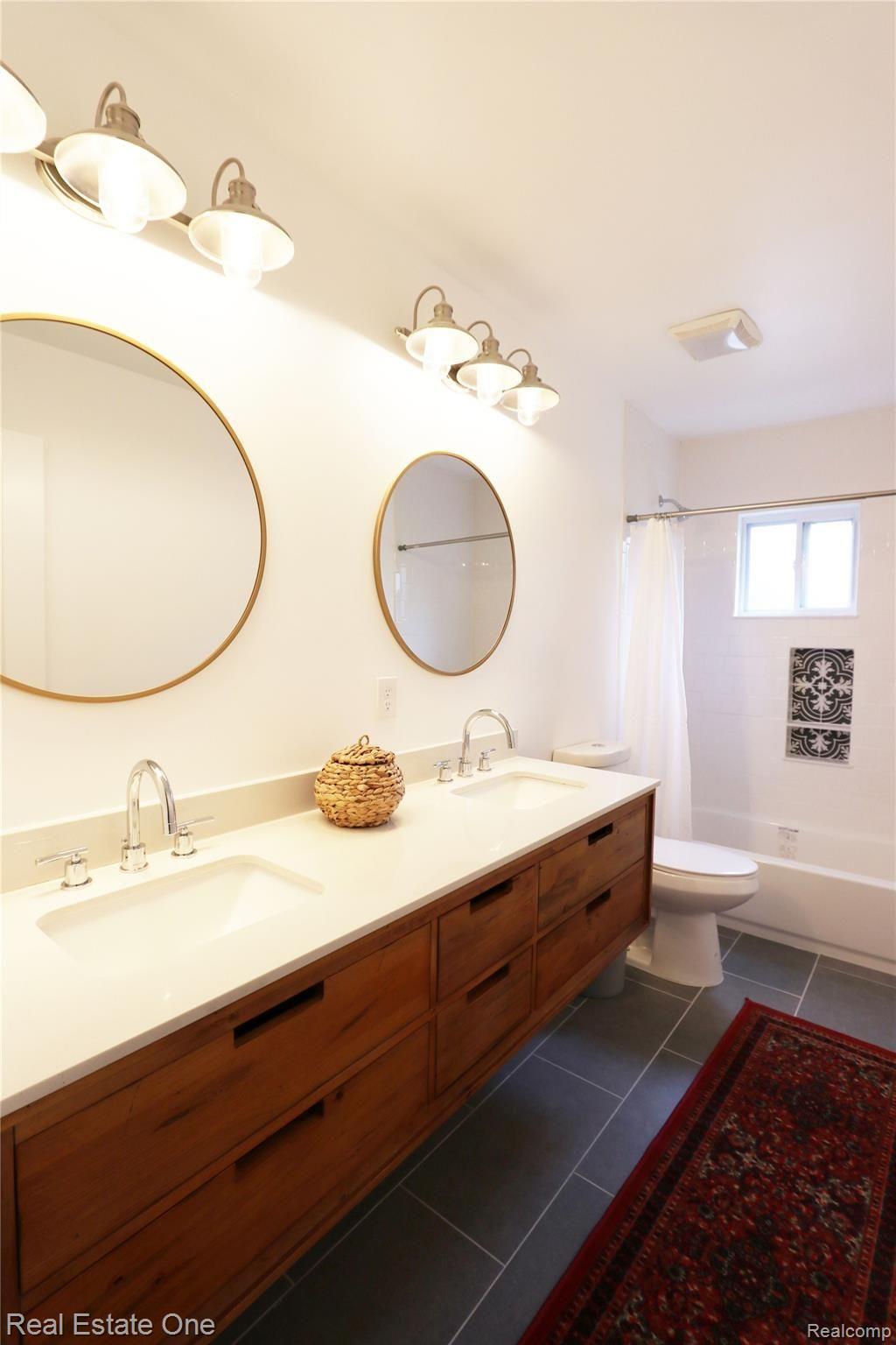 1809 Manse Road Waterford, MI 48328 - Photo 16 of 27 1809 - Upstairs Bath.jpg