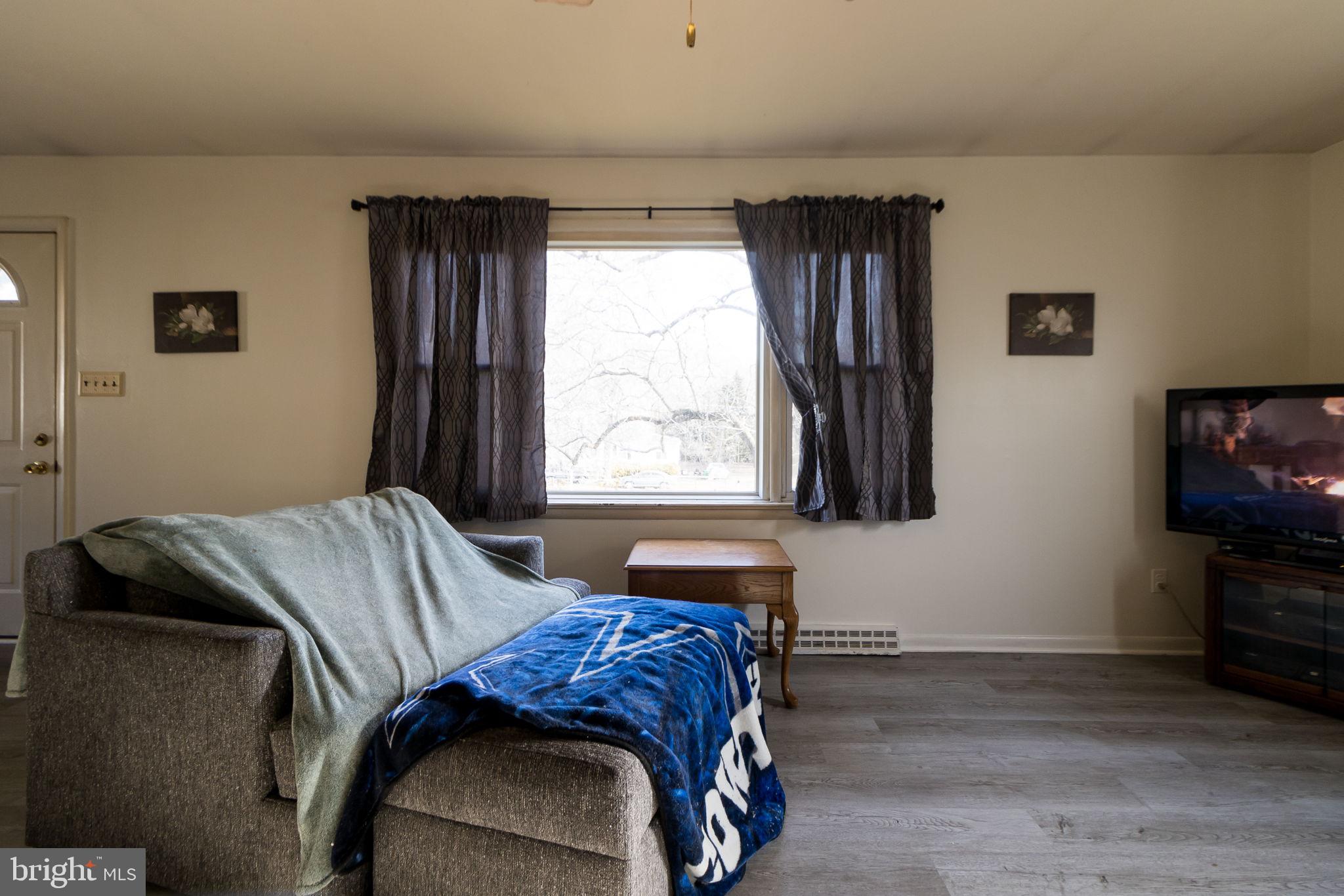 11207 Tippett Road Clinton, MD 20735 - Photo 9 of 76 LIVING ROOM