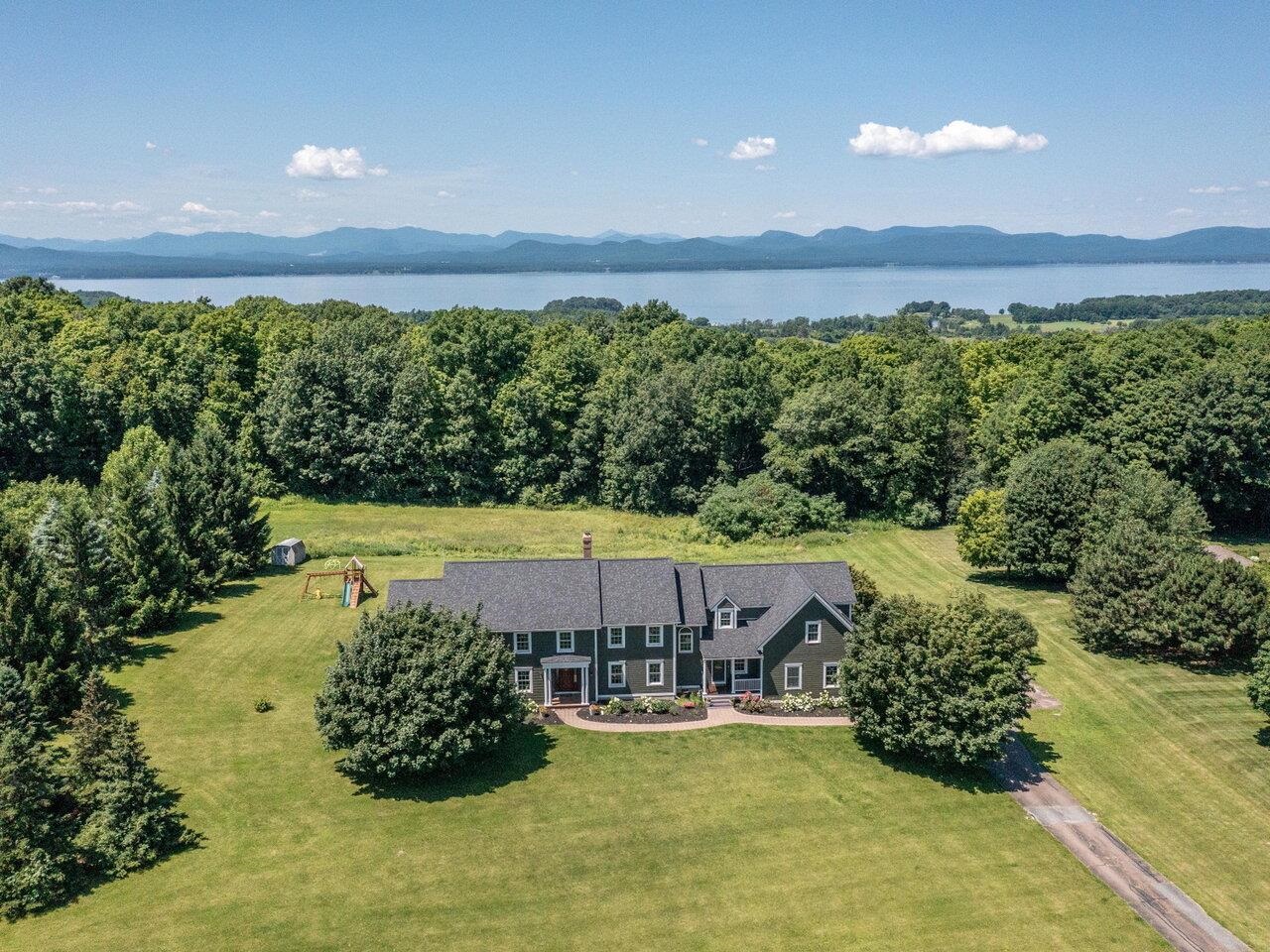 622 Ridgefield Road Shelburne, VT 05482 - Photo 2 of 40