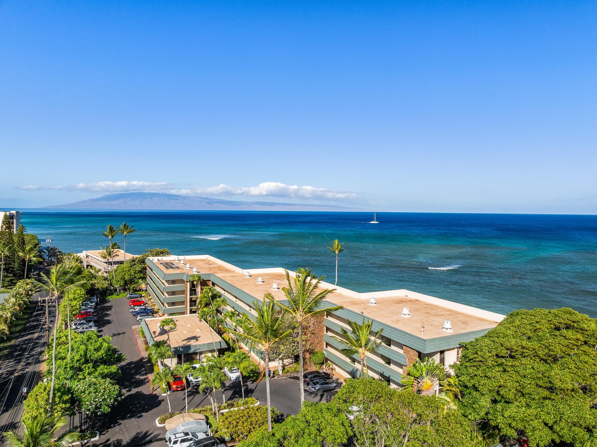 4471 Lower Honoapiilani Road, Unit 118 Lahaina, HI 96761 - Photo 31 of 41 a view of a lake with a big yard