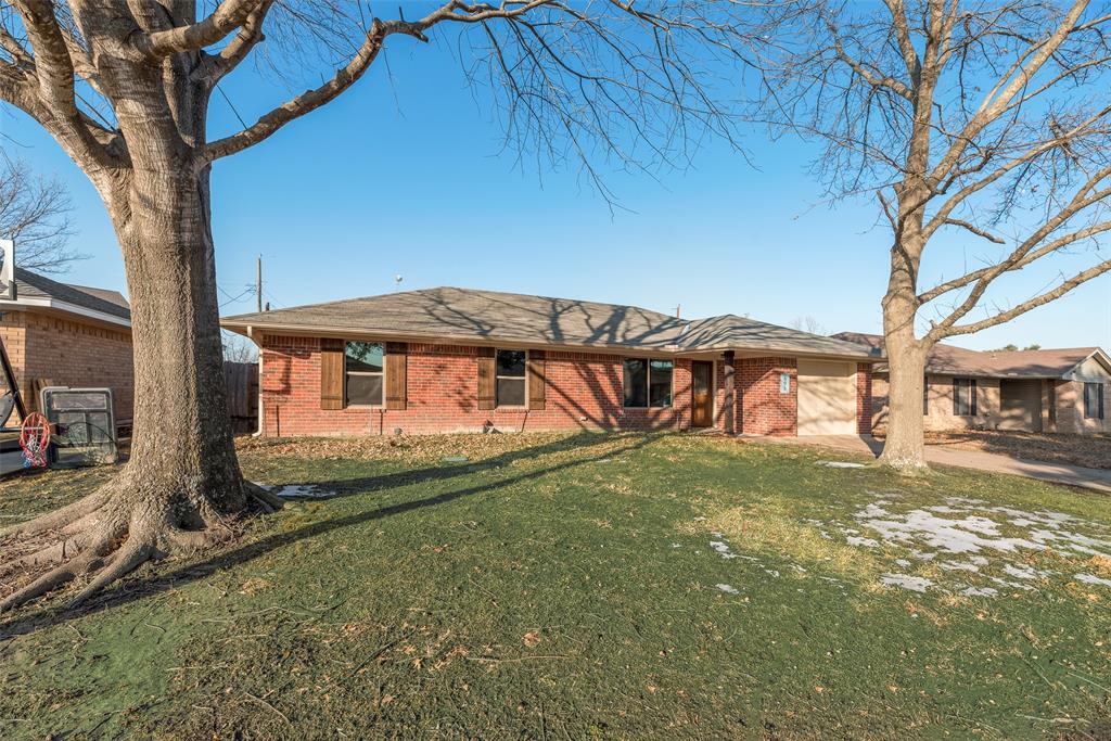605 Cates Drive Kaufman, TX 75142 - Photo 3 of 33 a front view of a house with garden