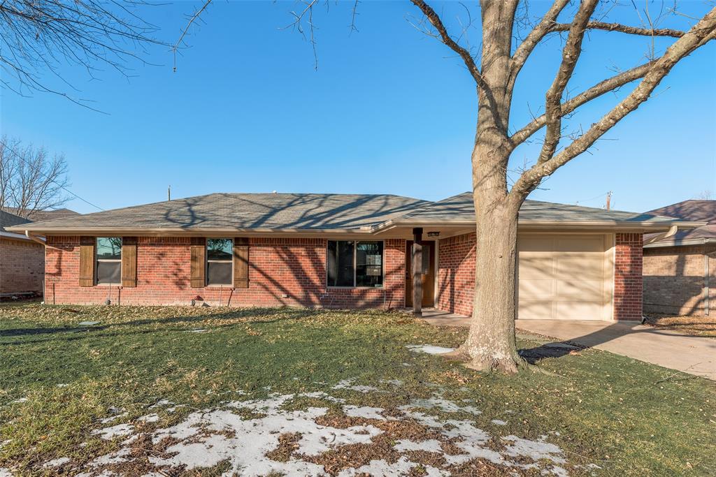 605 Cates Drive Kaufman, TX 75142 - Photo 6 of 33 a front view of a house with garden