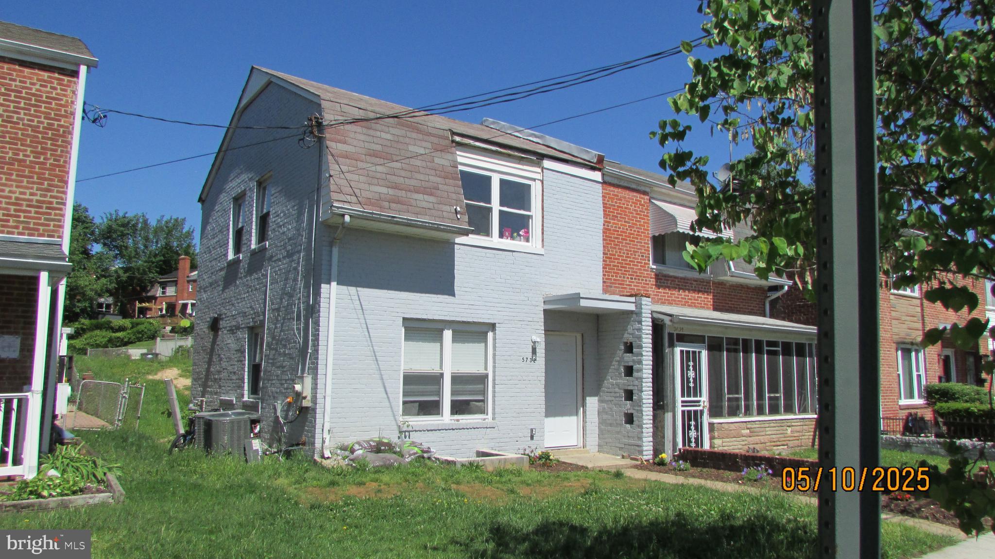 a view of a house with a yard and plants