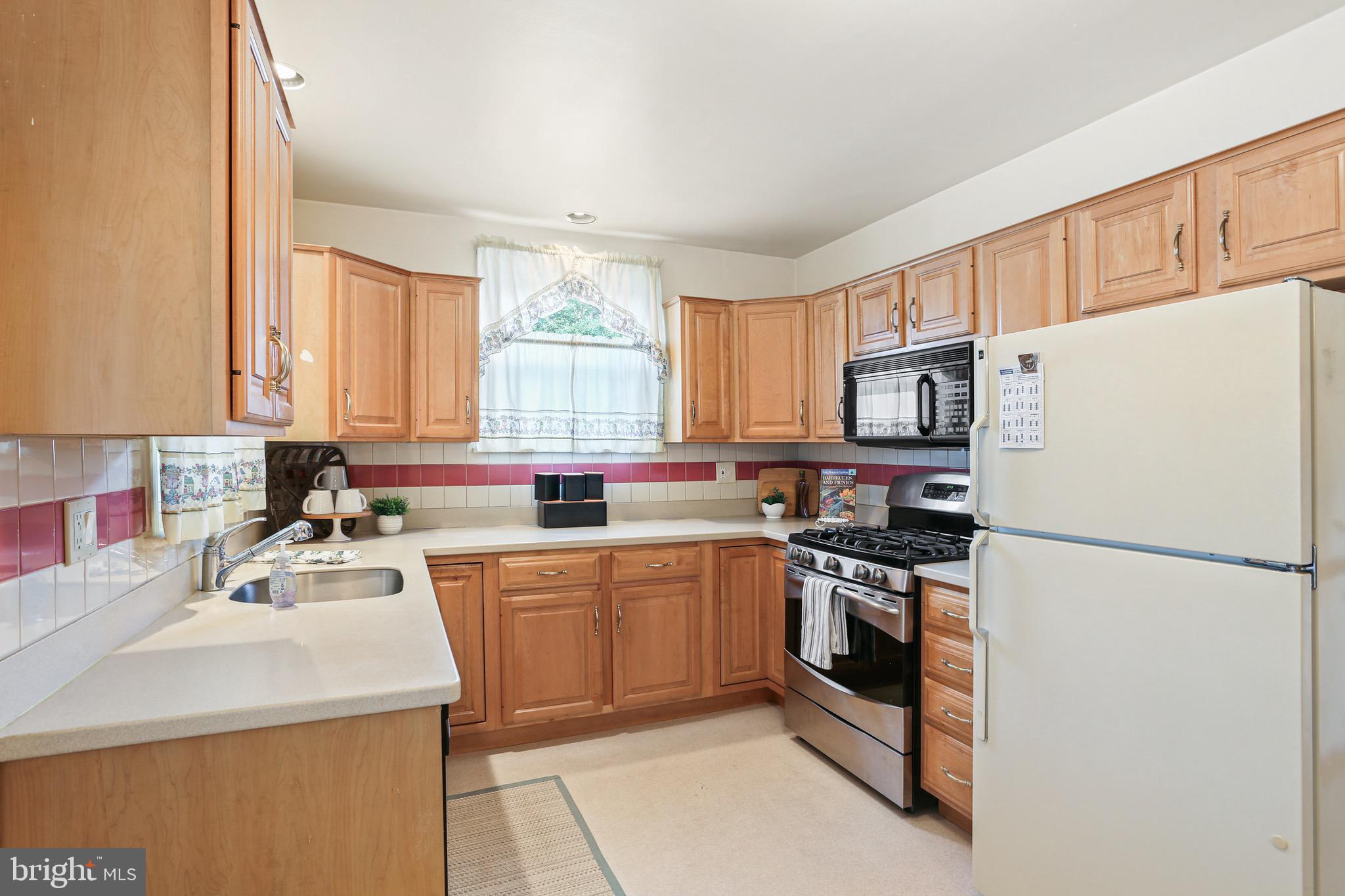 1218 Leeds Terrace Halethorpe, MD 21227 - Photo 11 of 31 Corian countertops-great prep space