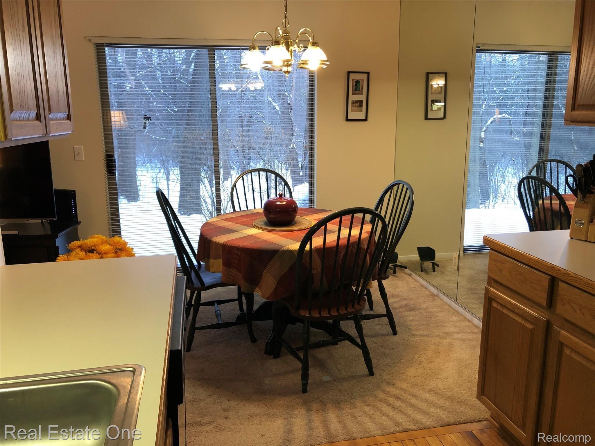 200 Pine Tree Ridge, Unit 1 Waterford, MI 48327 - Photo 7 of 31 IMG_5057 2.jpg