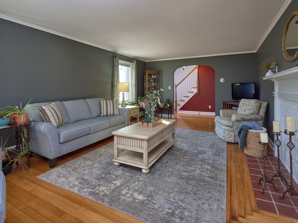 2 Benjamin Road Worcester, MA 01602 - Photo 5 of 37 Gallery Image 5