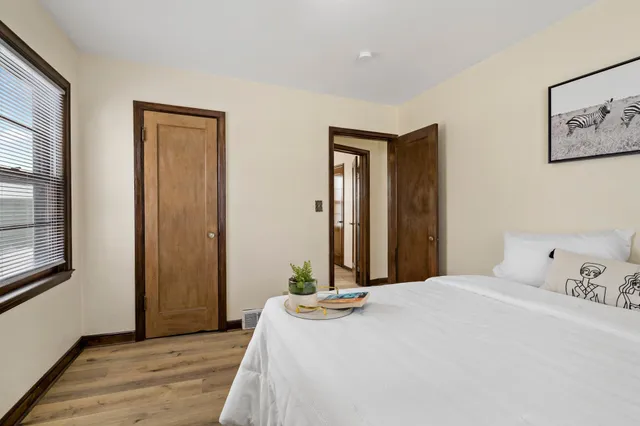 $250,000 | 2032 Ames Avenue East, St. Paul, MN 55119