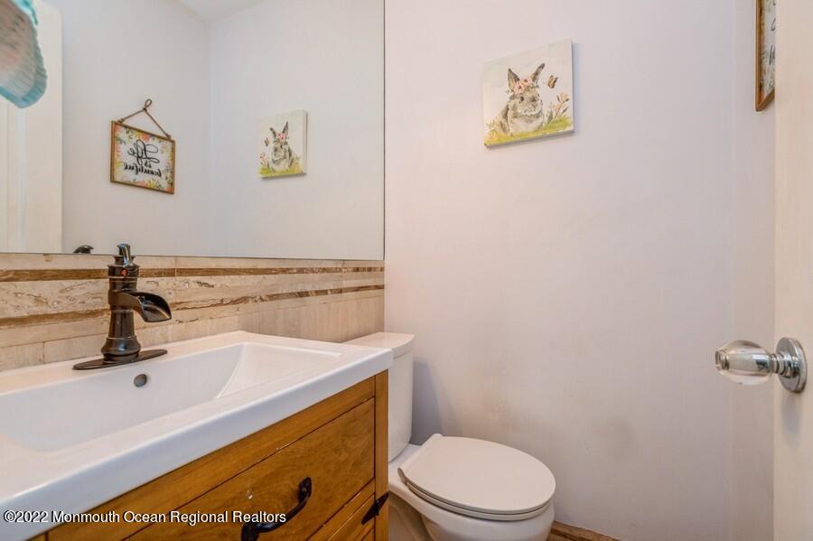 3 Canyon Run Road Holmdel, NJ 07733 - Photo 20 of 36 29_3CanyonRun_7_HalfBath_LowRes