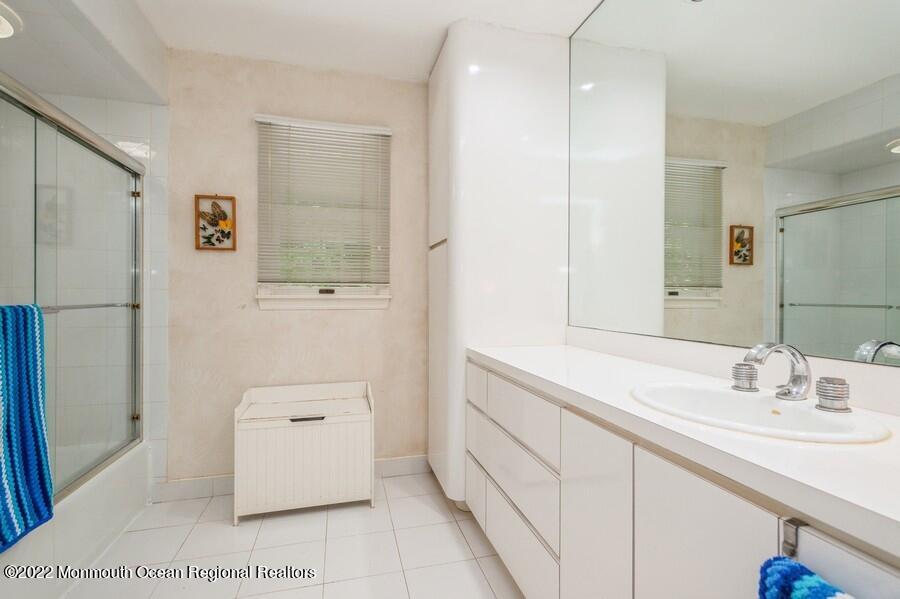 3 Canyon Run Road Holmdel, NJ 07733 - Photo 27 of 36 25_3CanyonRun_8_Bathroom_LowRes