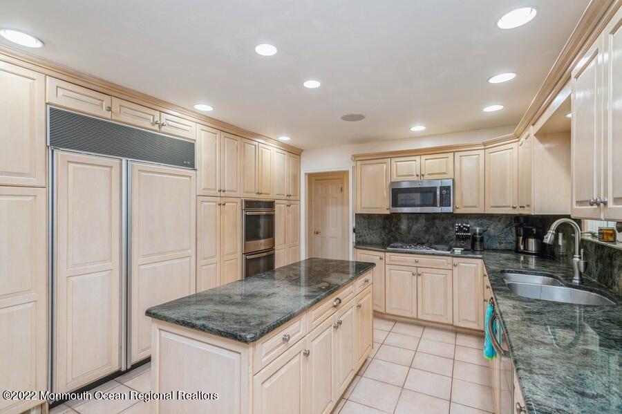 3 Canyon Run Road Holmdel, NJ 07733 - Photo 8 of 36 07_3CanyonRun_5_Kitchen_LowRes
