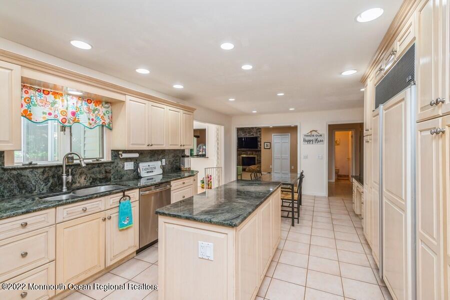 3 Canyon Run Road Holmdel, NJ 07733 - Photo 9 of 36 08_3CanyonRun_177001_Kitchen_LowRes