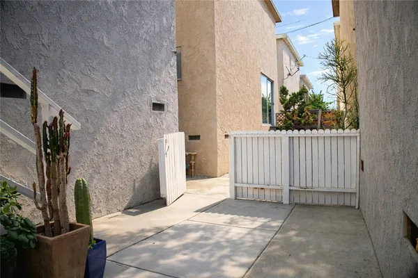 $2,850 | 733 Manhattan Beach Boulevard, Unit B, Manhattan Beach, CA 90266