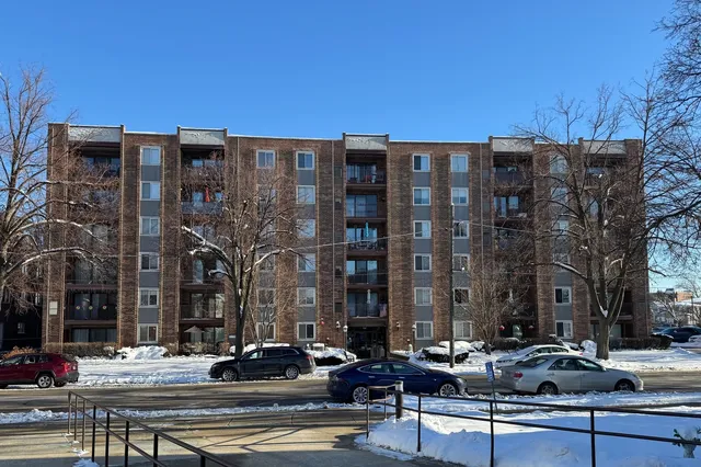 $249,000 | 825 Pearson Street, Unit 3D, Des Plaines, IL 60016