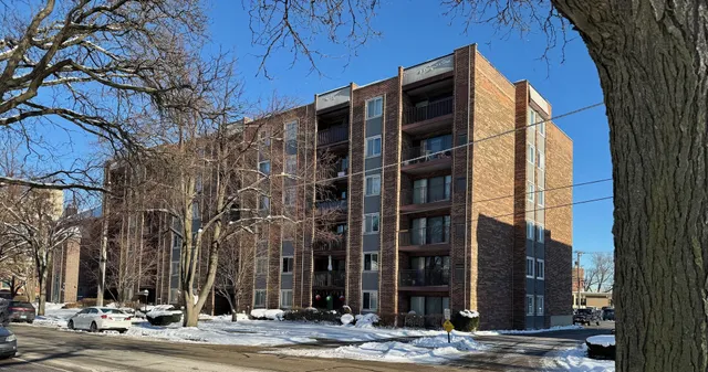 $249,000 | 825 Pearson Street, Unit 3D, Des Plaines, IL 60016