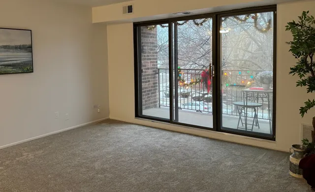 $249,000 | 825 Pearson Street, Unit 3D, Des Plaines, IL 60016