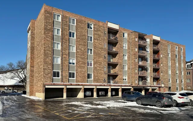 $249,000 | 825 Pearson Street, Unit 3D, Des Plaines, IL 60016