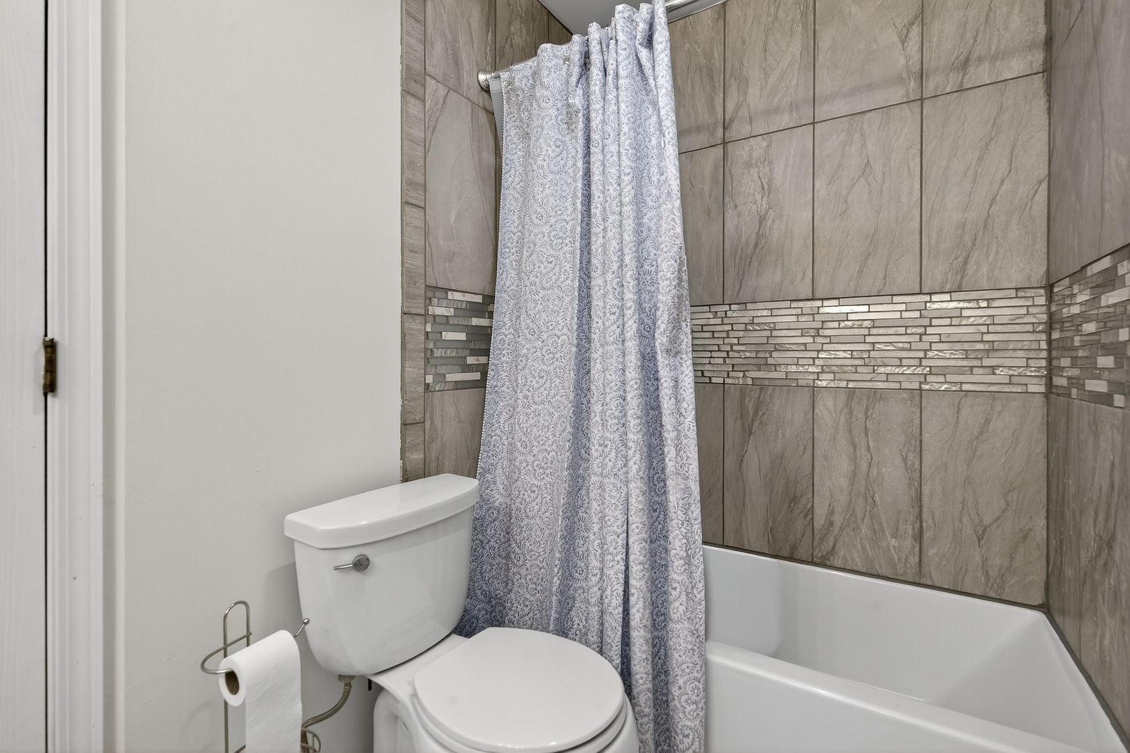 208 Bingham Circle Mundelein, IL 60060 - Photo 16 of 23 a white toilet sitting next to a bathtub