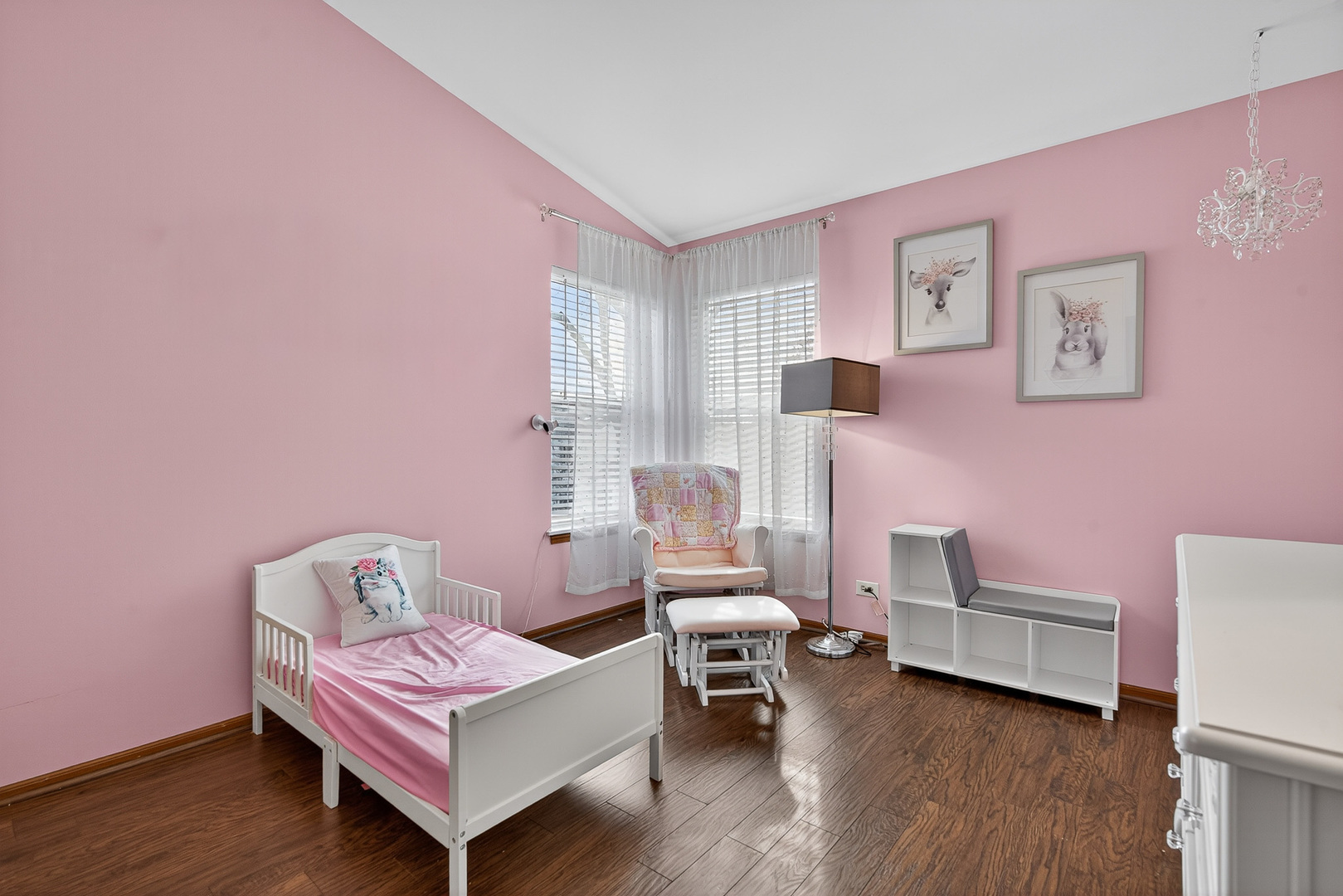 208 Bingham Circle Mundelein, IL 60060 - Photo 18 of 23 a living room with furniture and a chair
