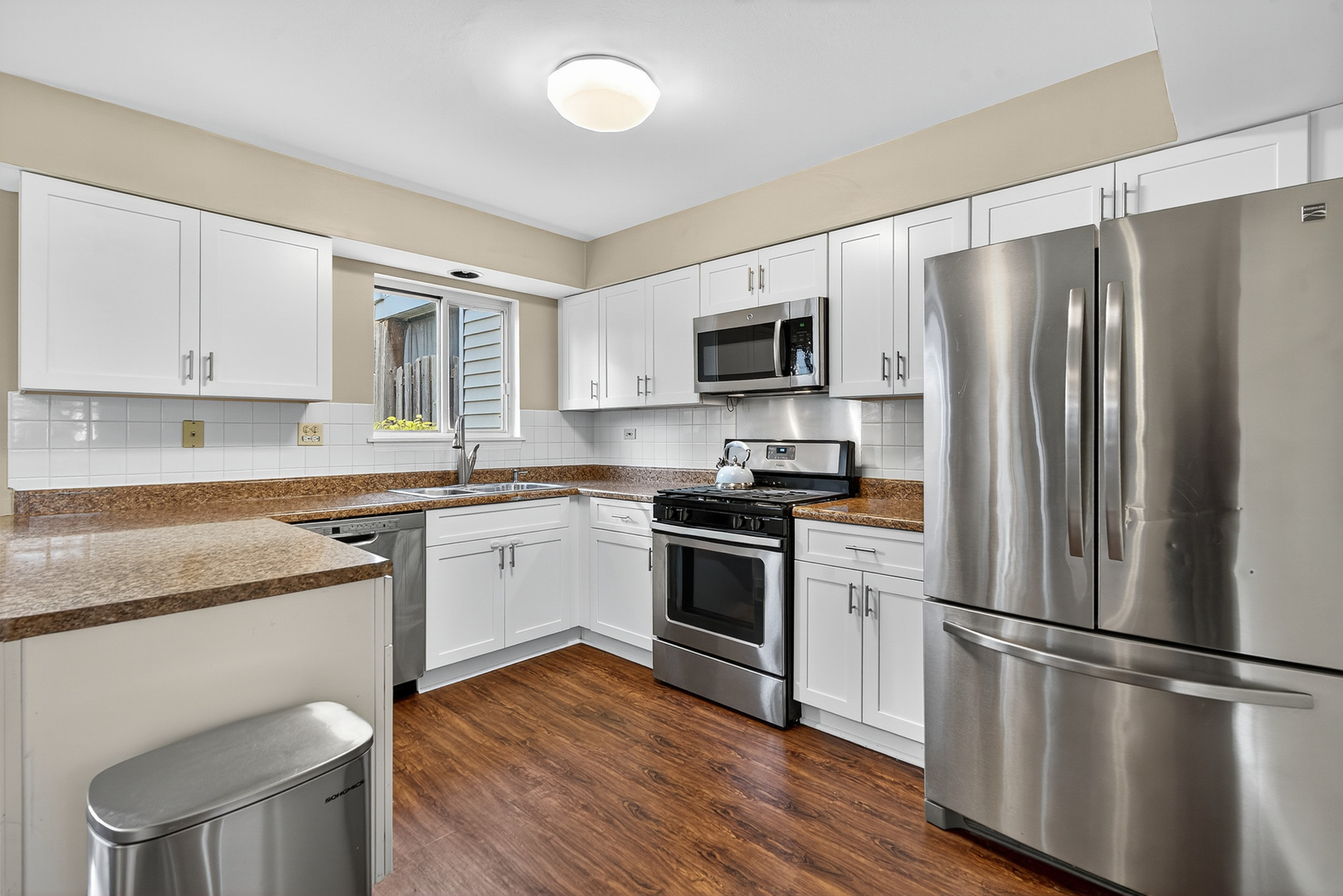 208 Bingham Circle Mundelein, IL 60060 - Photo 5 of 23 a kitchen with a refrigerator stove and sink