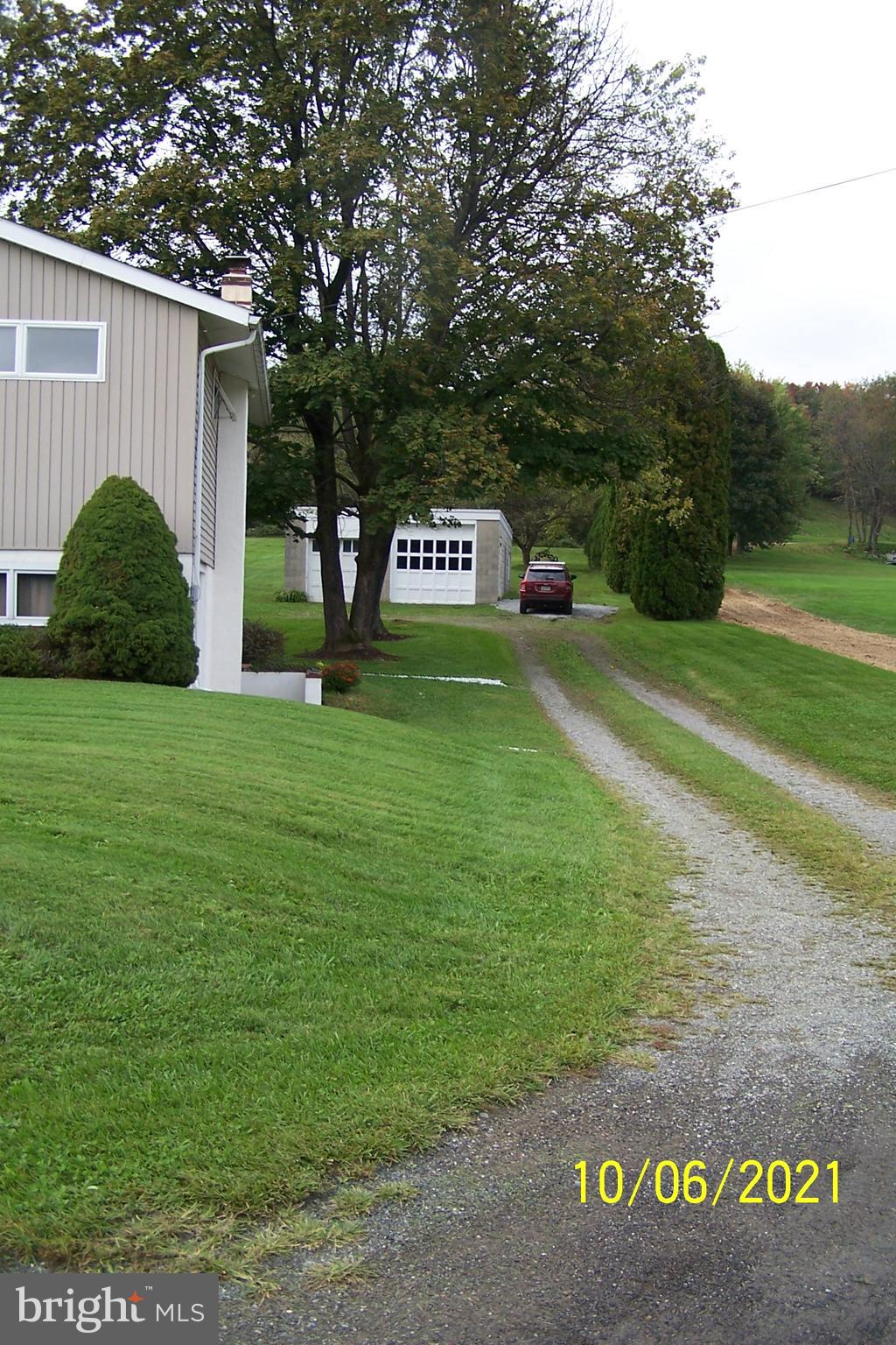 409 Golf Road Tamaqua, PA 18252 - Photo 5 of 27 Driveway