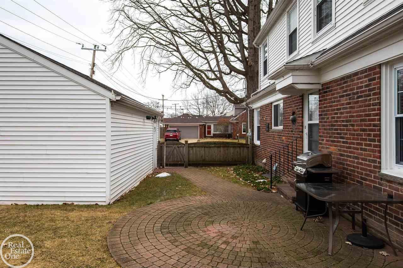 1560 Torrey Road Grosse Pointe, MI 48236 - Photo 34 of 35 50066940-33.JPG