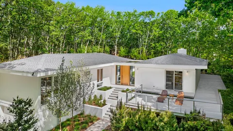 a view of a house with backyard and garden