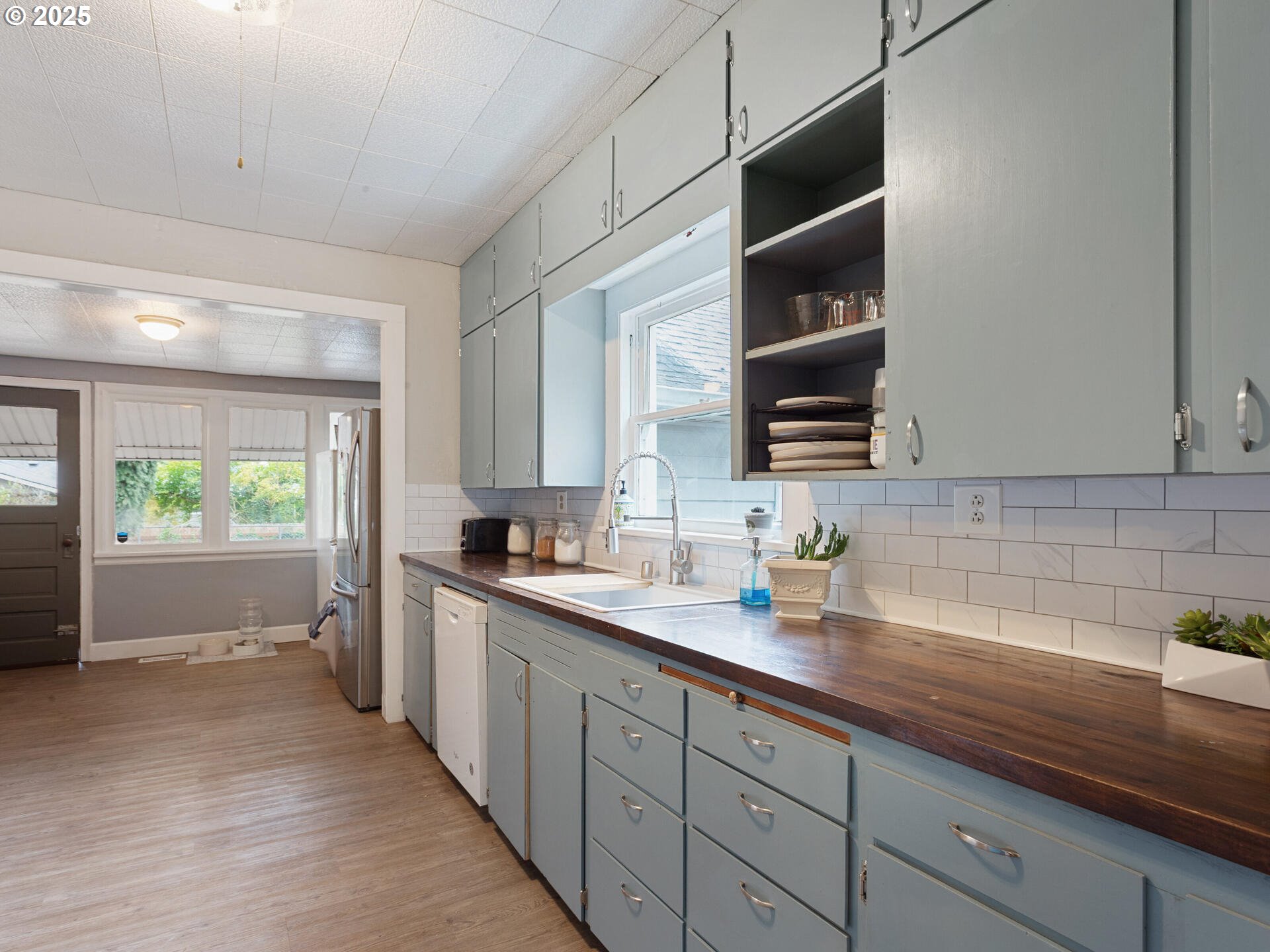 933 North Main Avenue Ridgefield, WA 98642 - Photo 15 of 42 a kitchen with a sink and cabinets