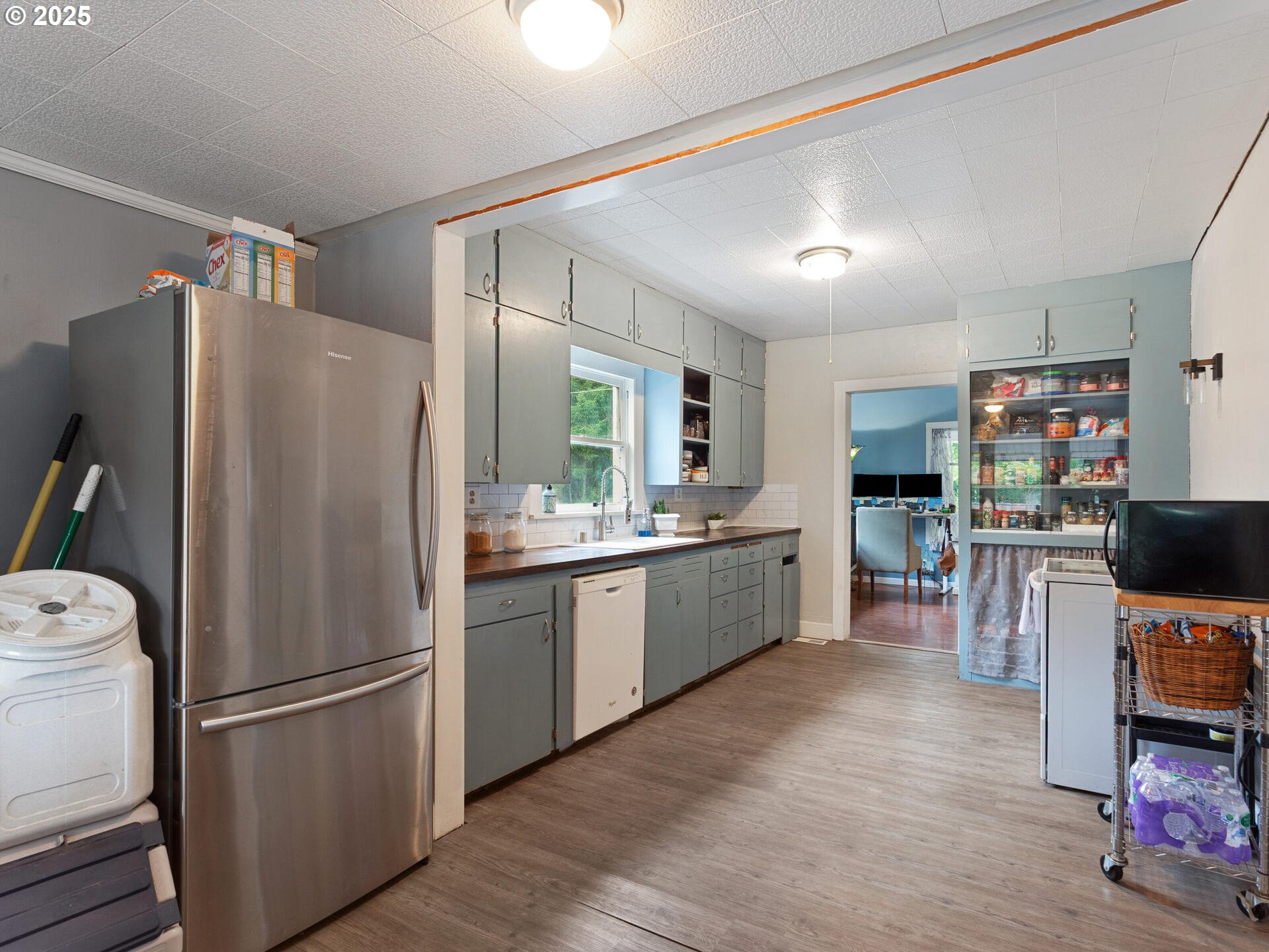 933 North Main Avenue Ridgefield, WA 98642 - Photo 16 of 42 a kitchen with stainless steel appliances a refrigerator and a wooden cabinets