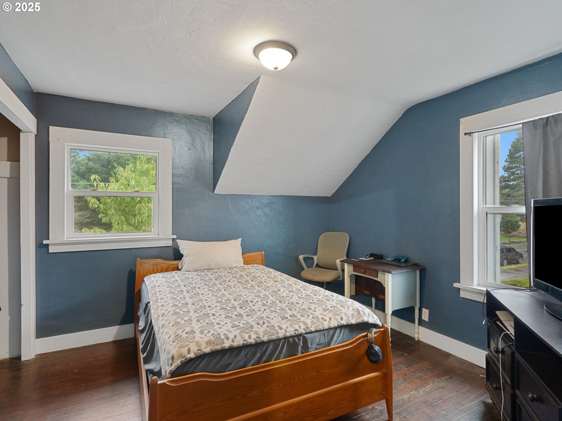 933 North Main Avenue Ridgefield, WA 98642 - Photo 28 of 42 a bedroom with a bed and a window