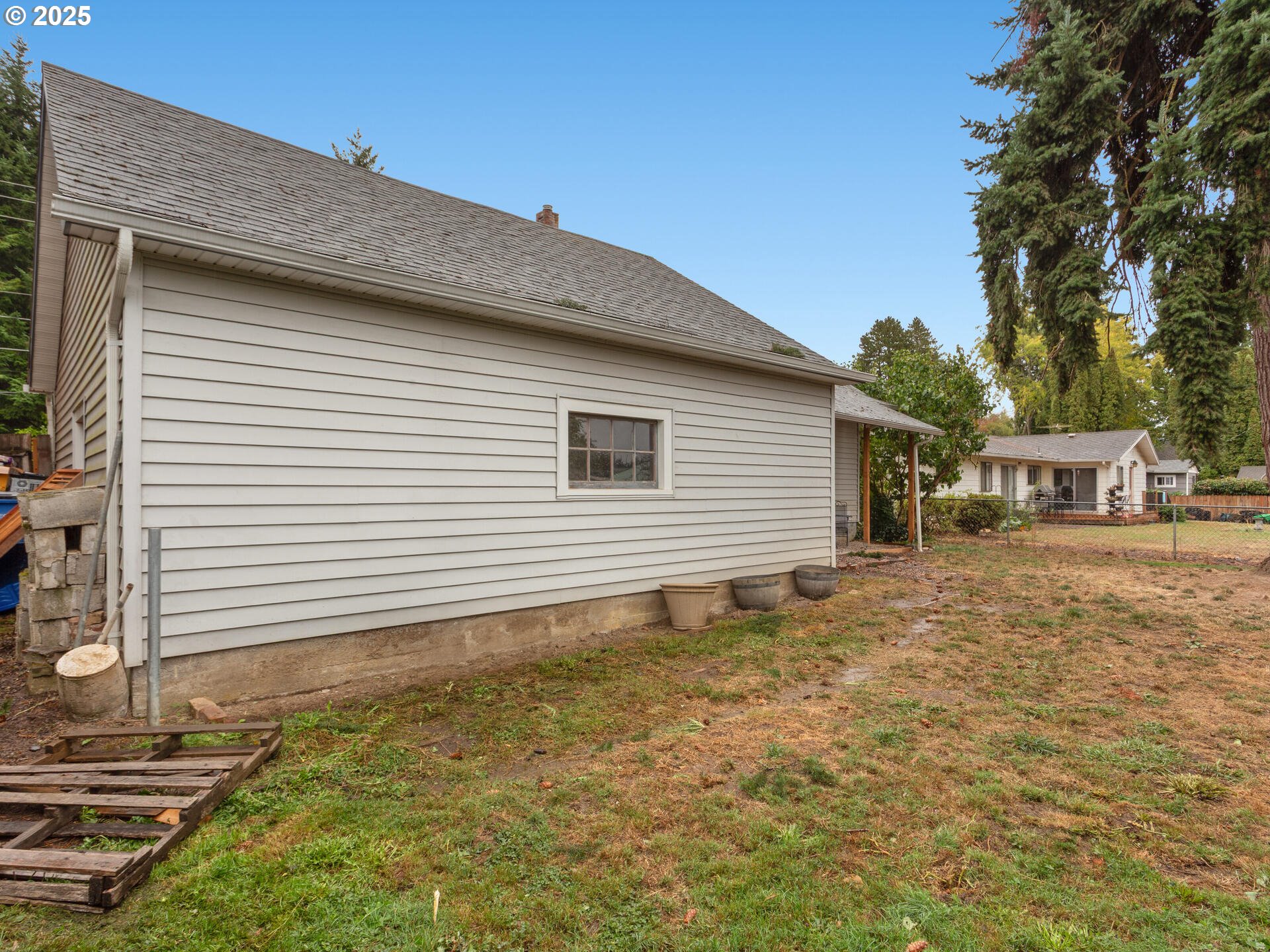 933 North Main Avenue Ridgefield, WA 98642 - Photo 42 of 42 a backyard of a house with table and chairs