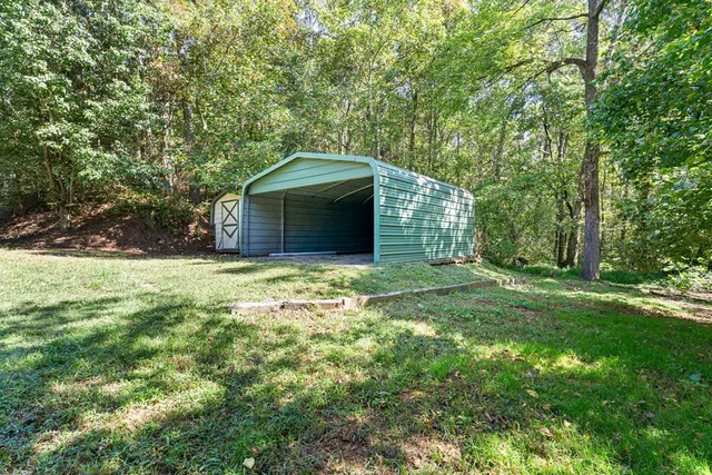 a view of a house with backyard