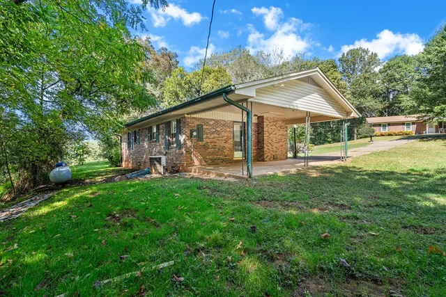a view of a house with backyard and garden