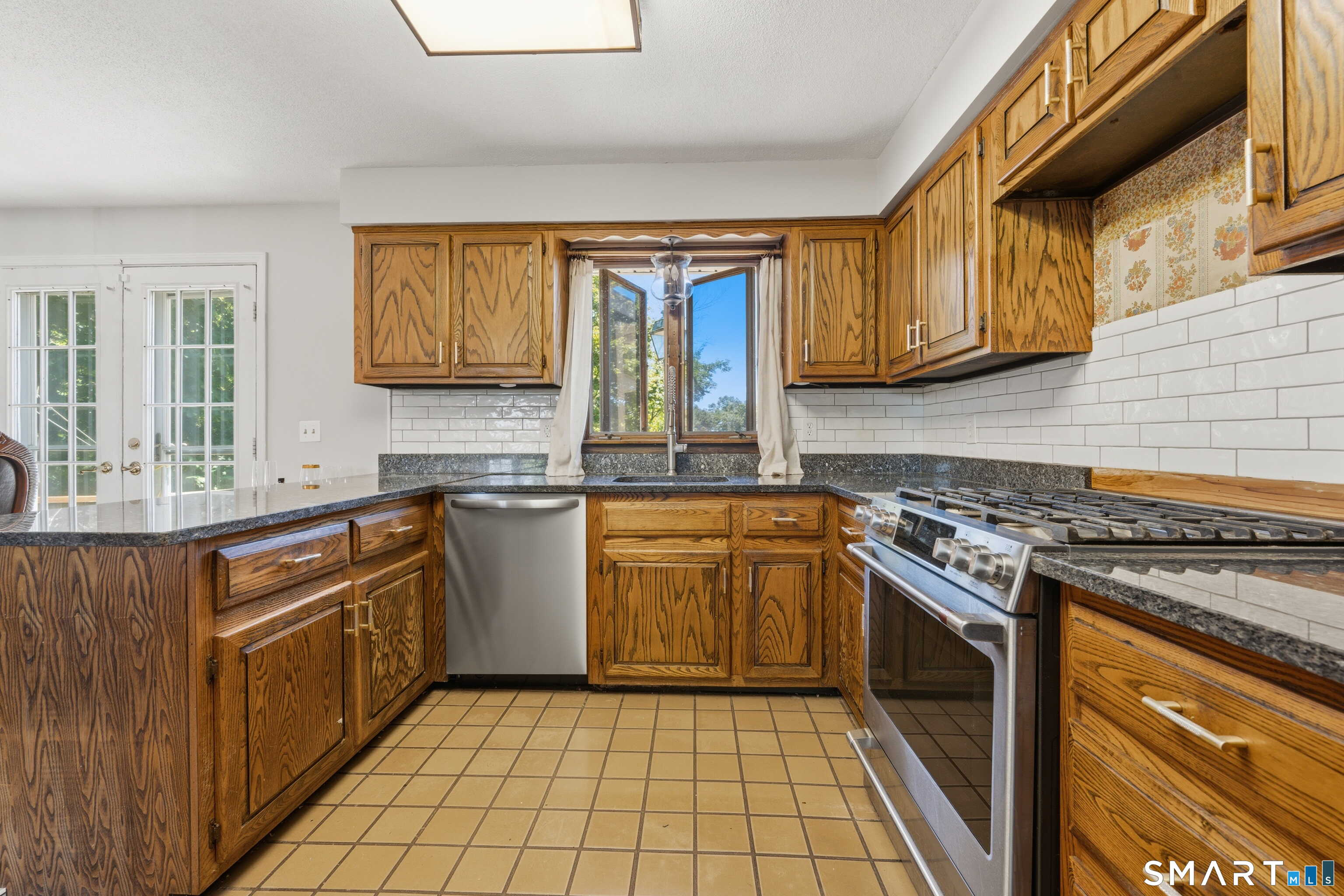 699 Selbys Pond Road Stratford, CT 06615 - Photo 10 of 31