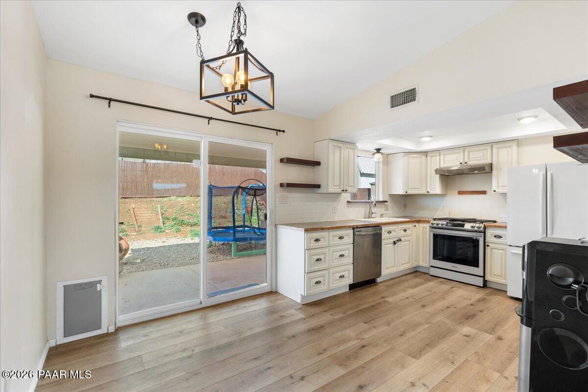 17690 East Bob White Road Mayer, AZ 86333 - Photo 10 of 23 11-Dining & Kitchen