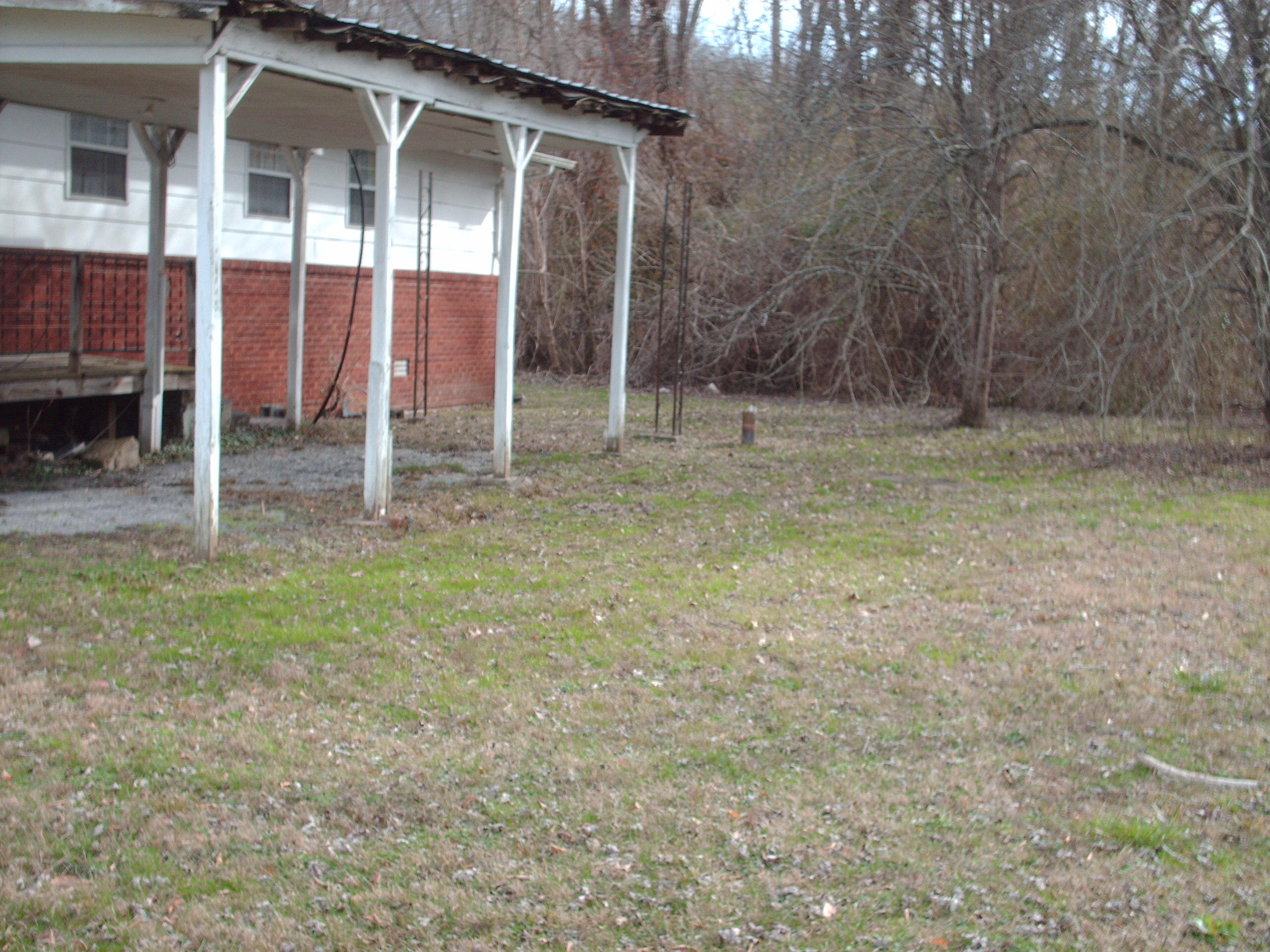213 Rochester Avenue Middlesboro, KY 40965 - Photo 2 of 14 sideyard213