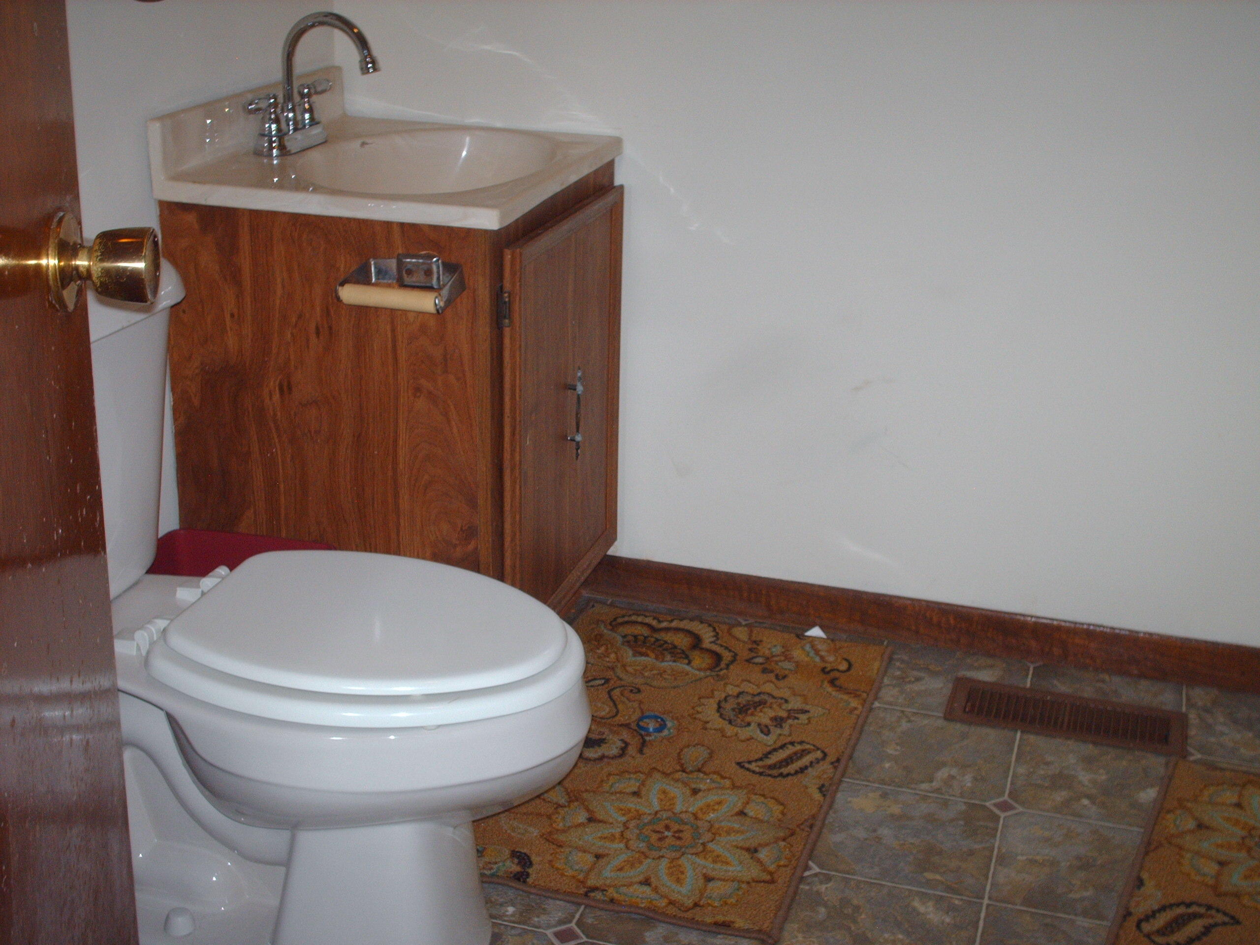 213 Rochester Avenue Middlesboro, KY 40965 - Photo 5 of 14 bathroom