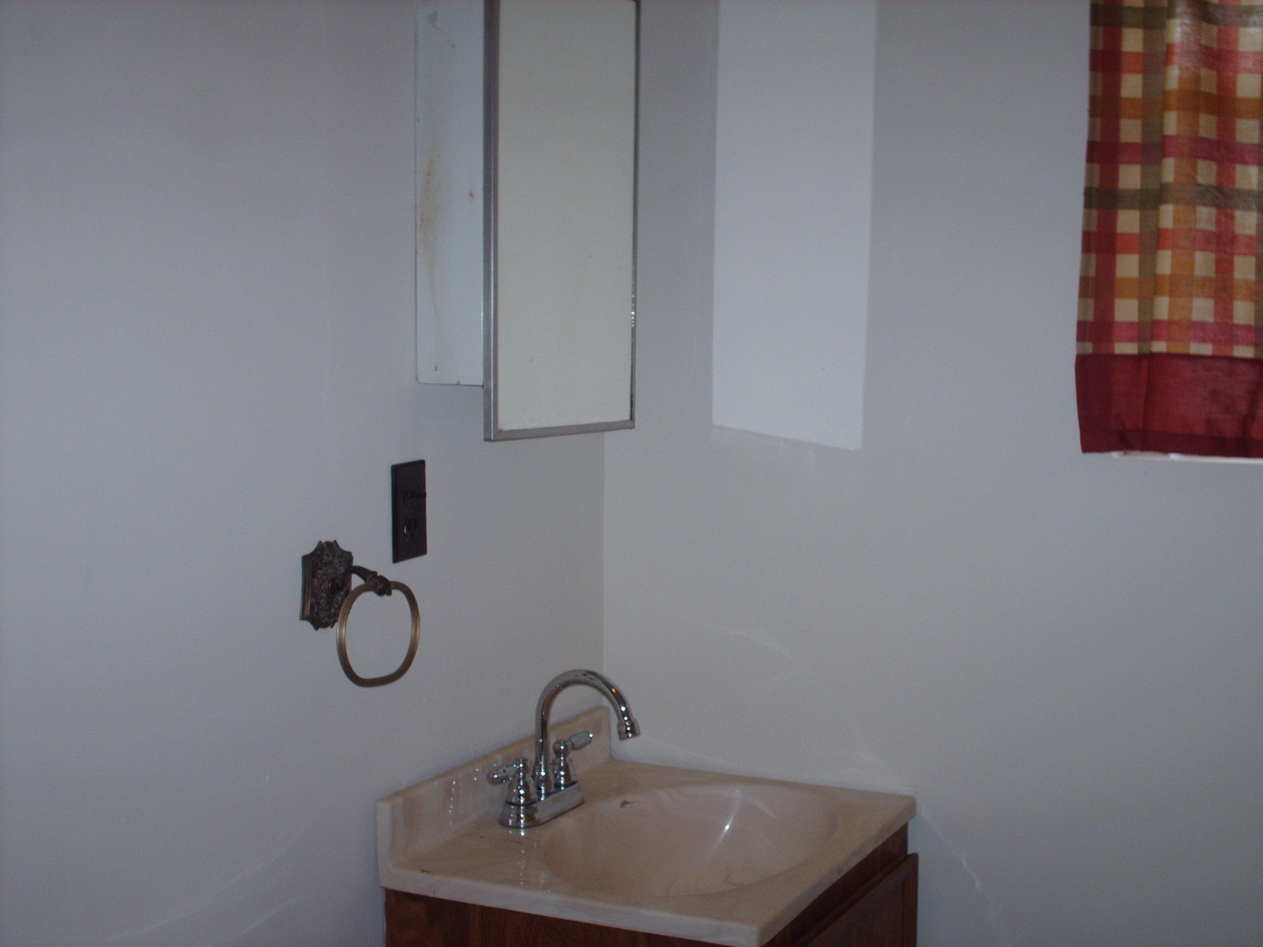 213 Rochester Avenue Middlesboro, KY 40965 - Photo 7 of 14 large bathroom