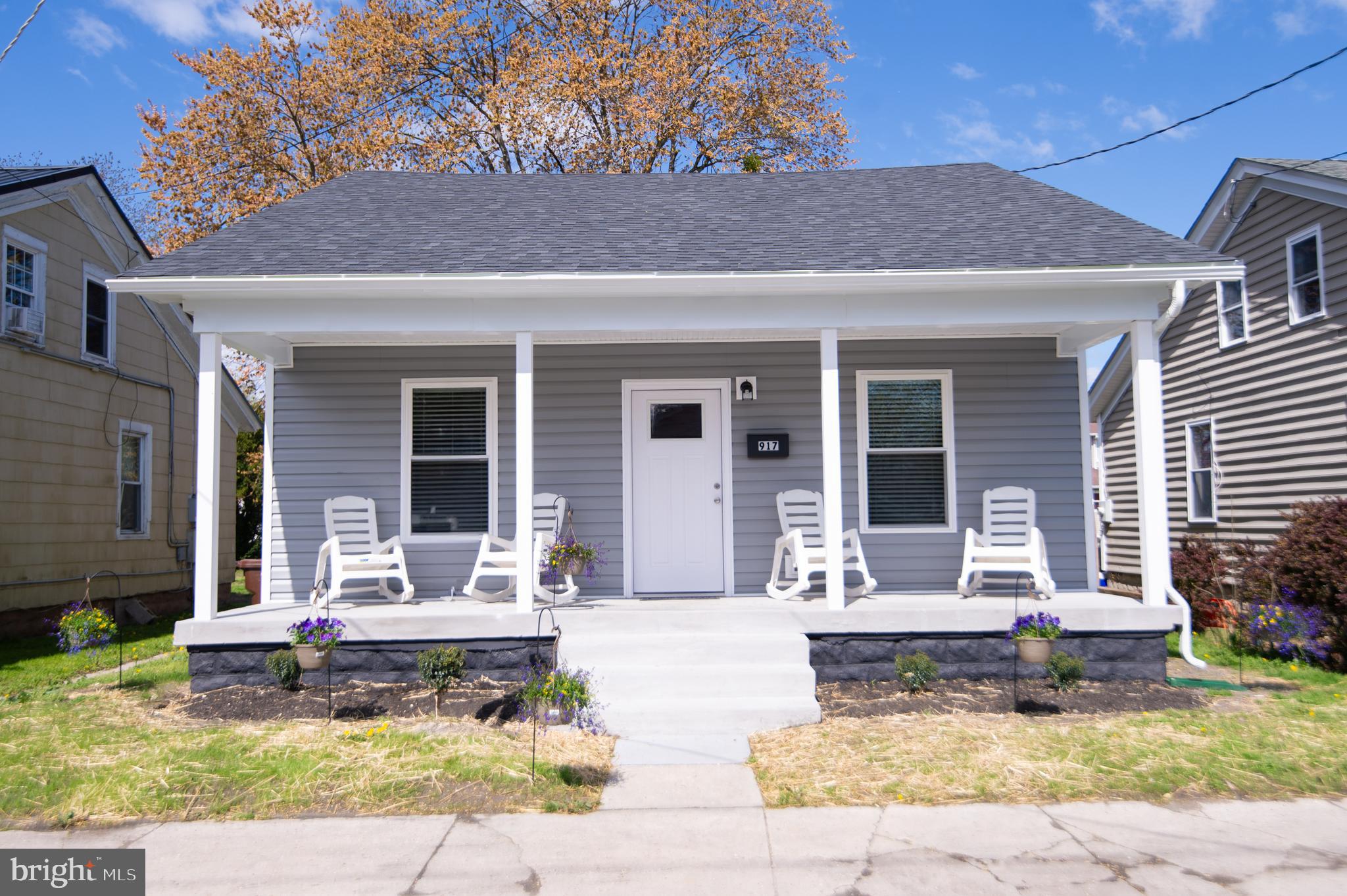 917 Springfield Avenue Cambridge, MD 21613 - Photo 3 of 42 a front view of a house with garden