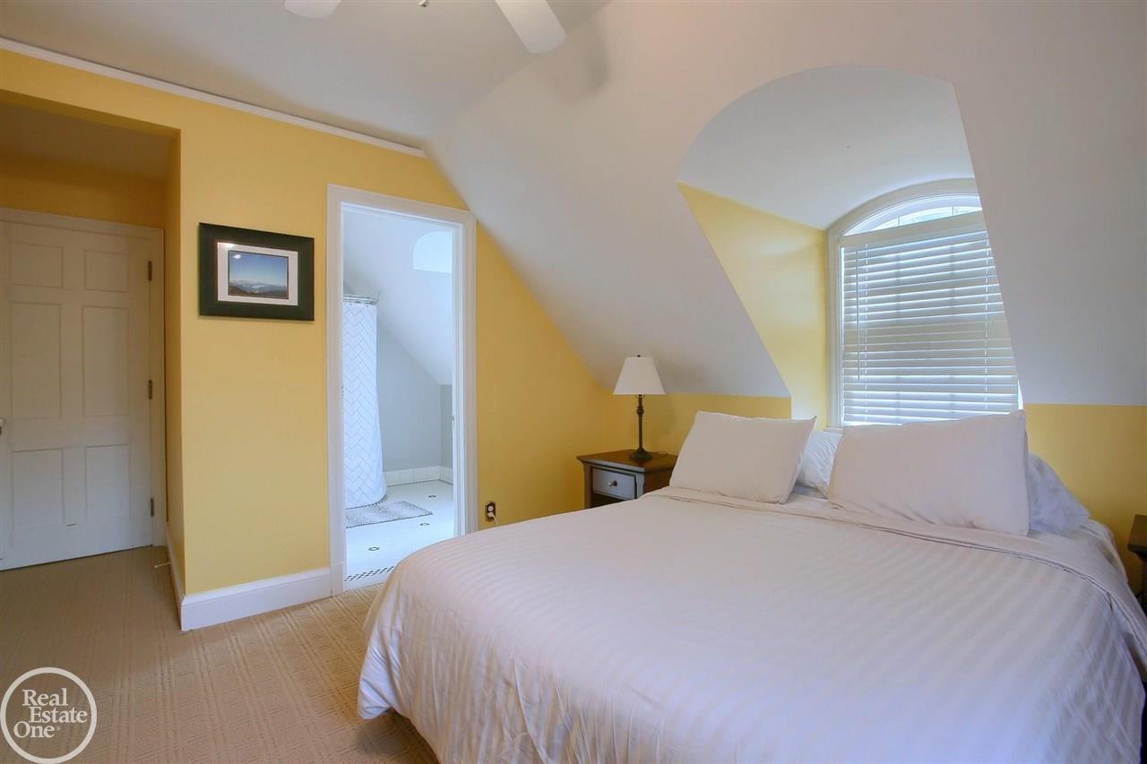 253 Lewiston Road Grosse Pointe, MI 48236 - Photo 24 of 41 50044437-23.JPG