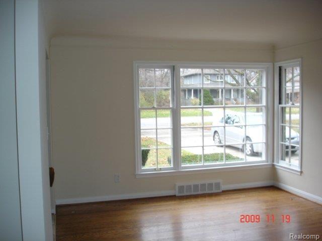 2325 West Maple Road Birmingham, MI 48009 - Photo 6 of 16 LIVING ROOM
