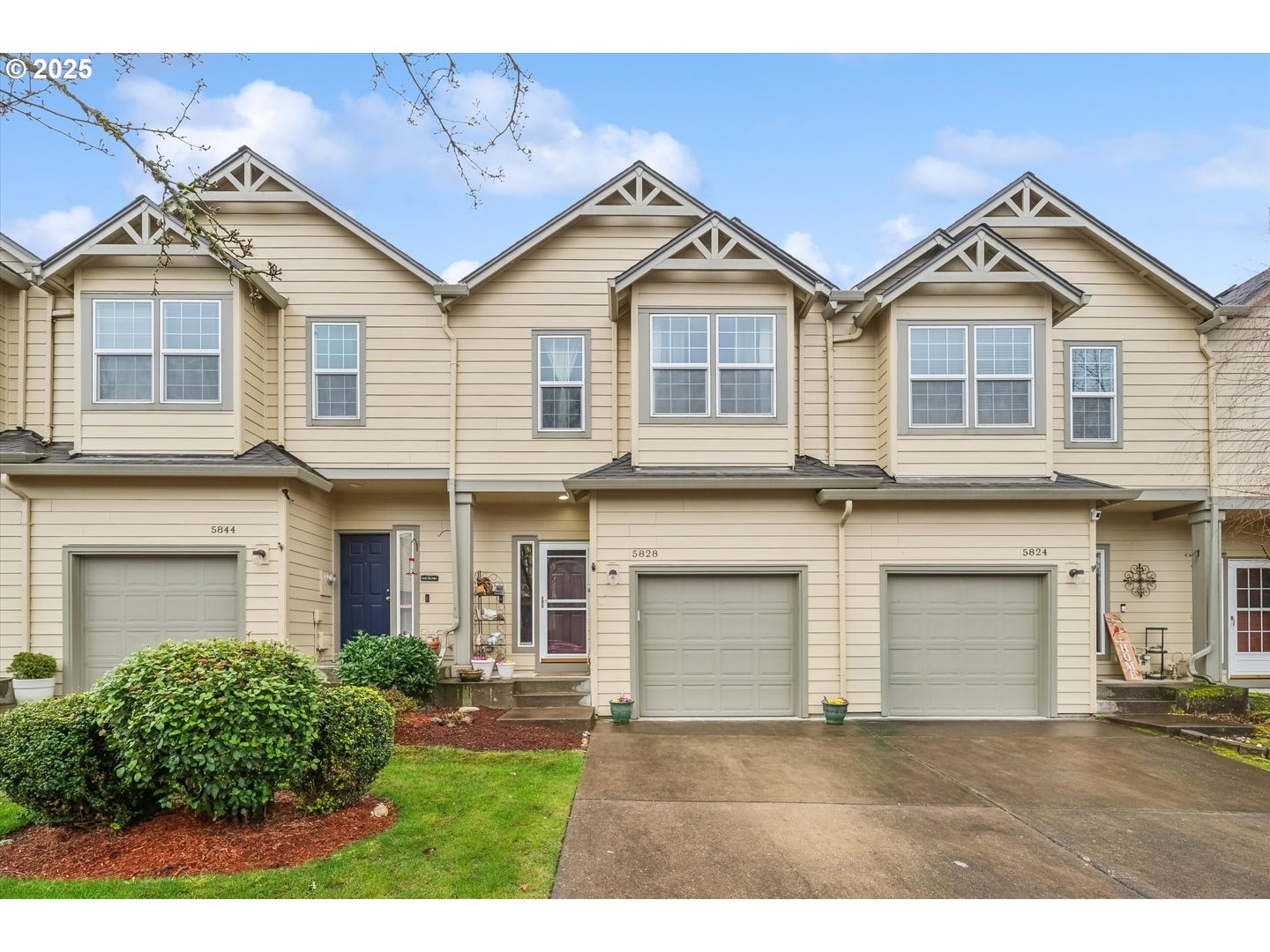 5828 Southeast 16th Loop Gresham, OR 97080 - Photo 2 of 37