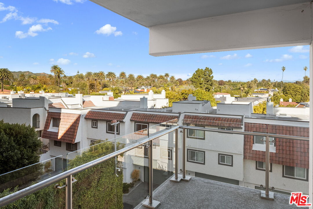 535 Ocean Avenue, Unit 5C Santa Monica, CA 90402 - Photo 25 of 29 a view of a balcony with an ocean