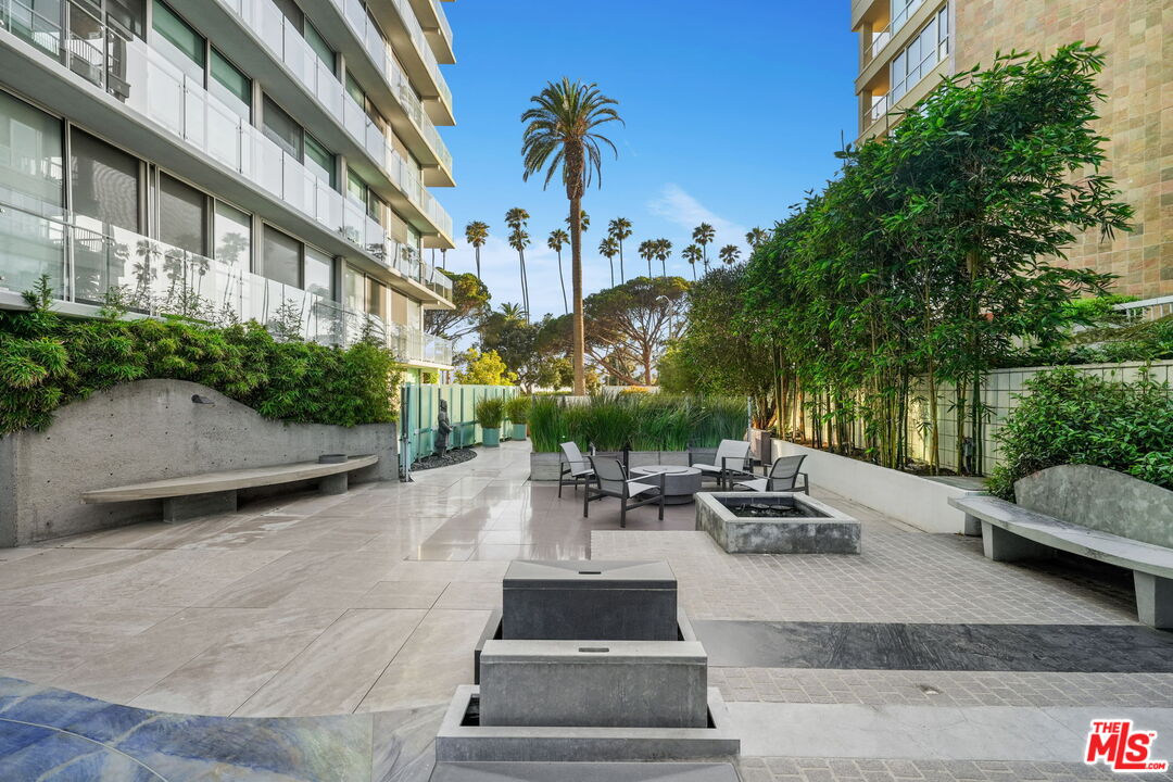 535 Ocean Avenue, Unit 5C Santa Monica, CA 90402 - Photo 28 of 29 a view of a building with garden and plants