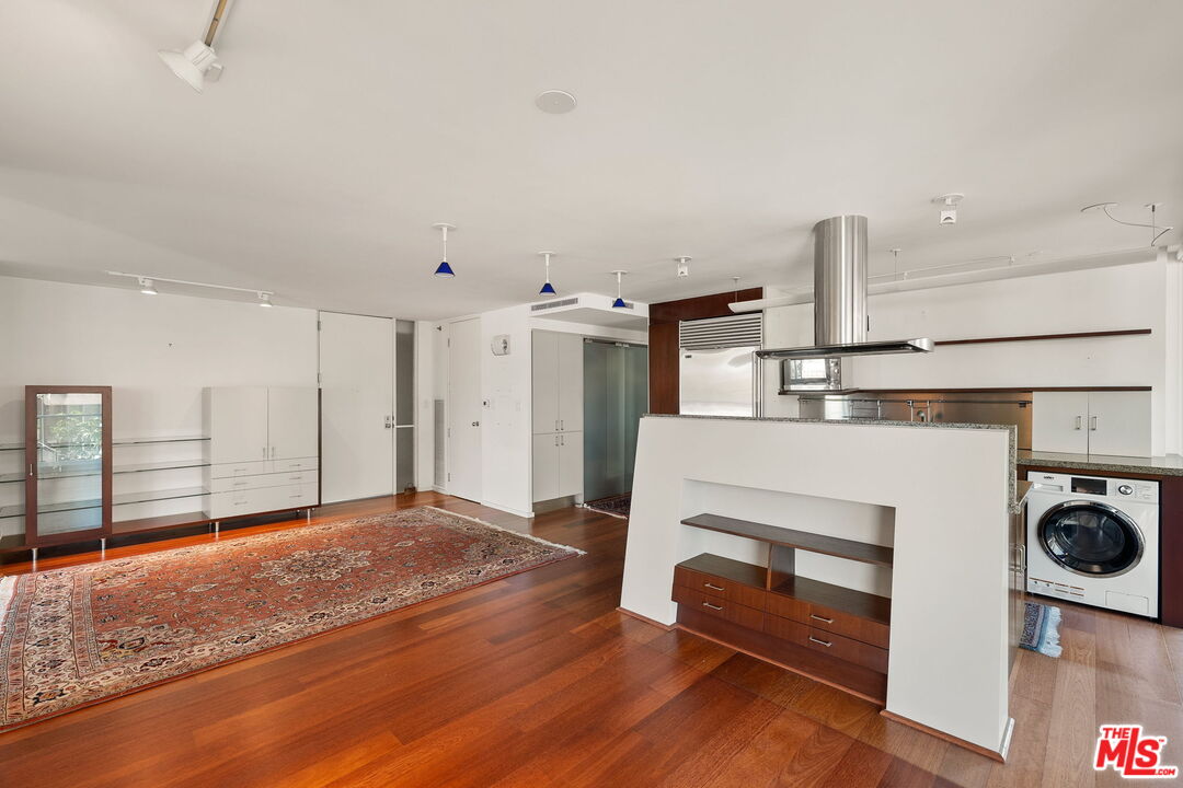 535 Ocean Avenue, Unit 5C Santa Monica, CA 90402 - Photo 8 of 29 a bedroom with a bed and a television