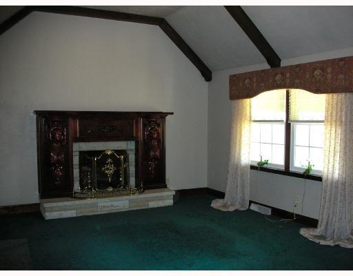 1760 McElree Road Washington, PA 15301 - Photo 2 of 8 Living Room.