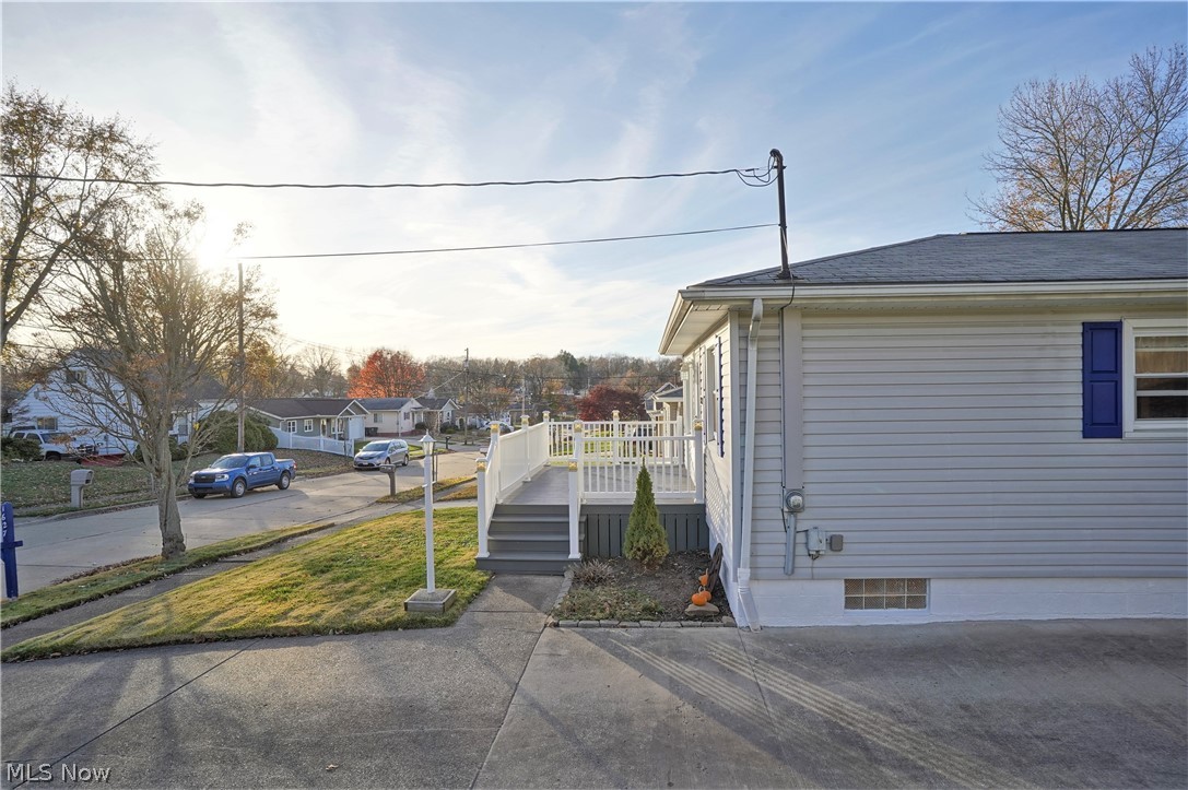 1627 Romona Road Akron, OH 44305 - Photo 25 of 35 Side view of front porch and yard.