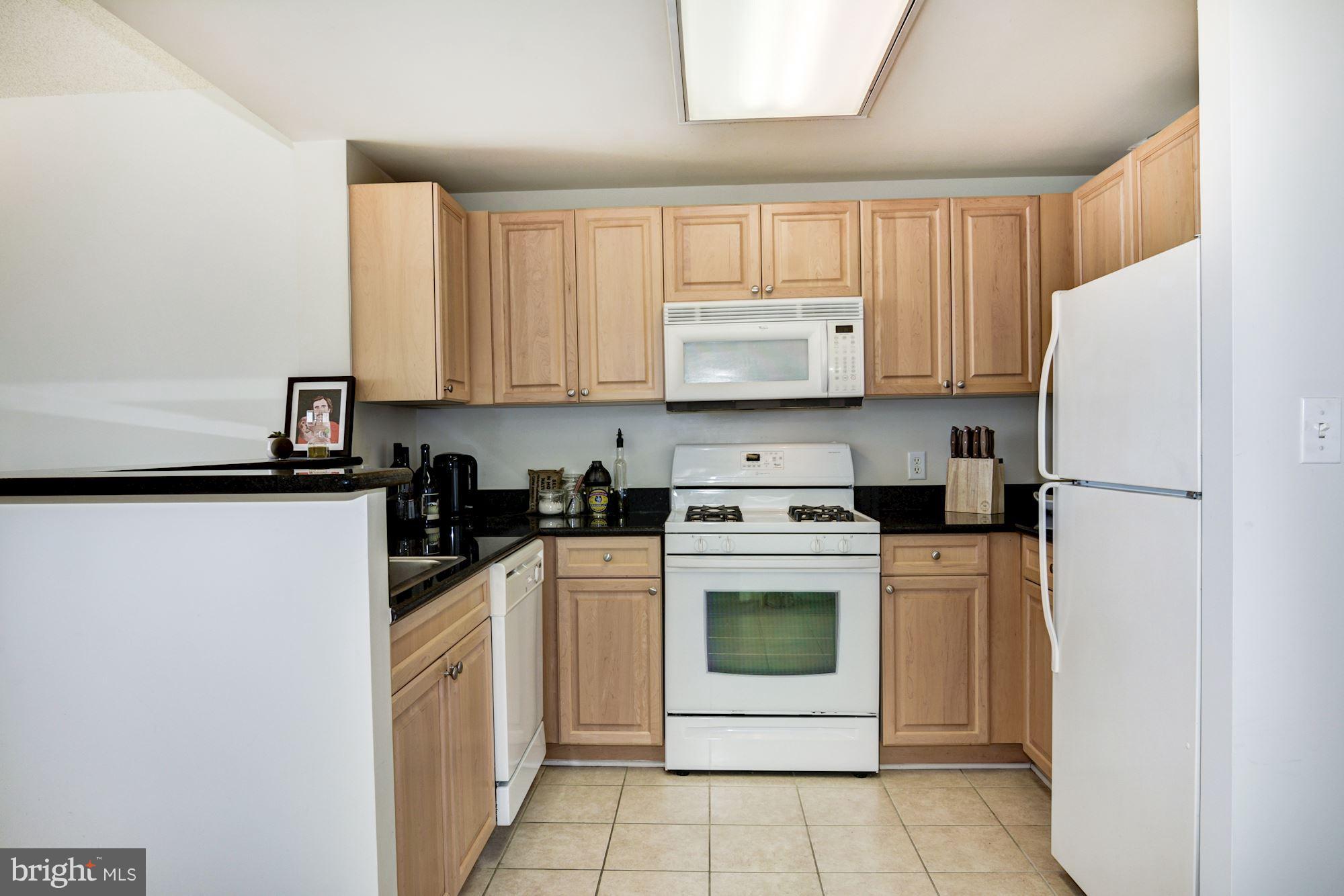2726 Gallows Road, Unit 1501 Vienna, VA 22180 - Photo 10 of 25 Kitchen w/ Granite and Bar