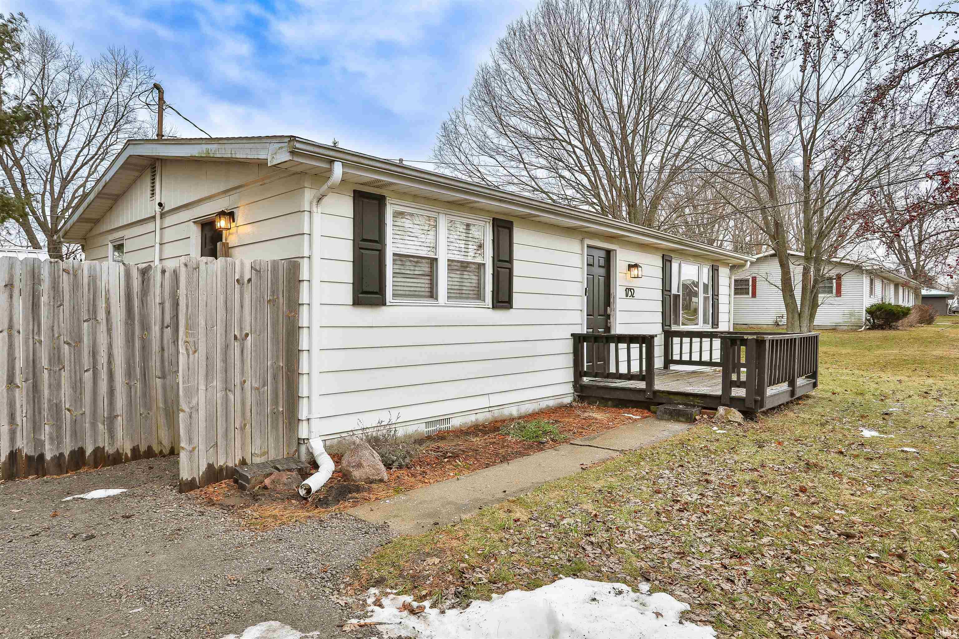 1732 South Country Club Road Warsaw, IN 46580 - Photo 2 of 16